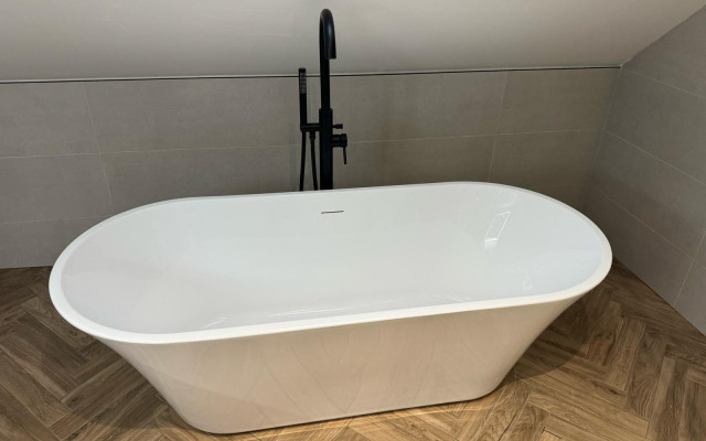 Freestanding bath side view